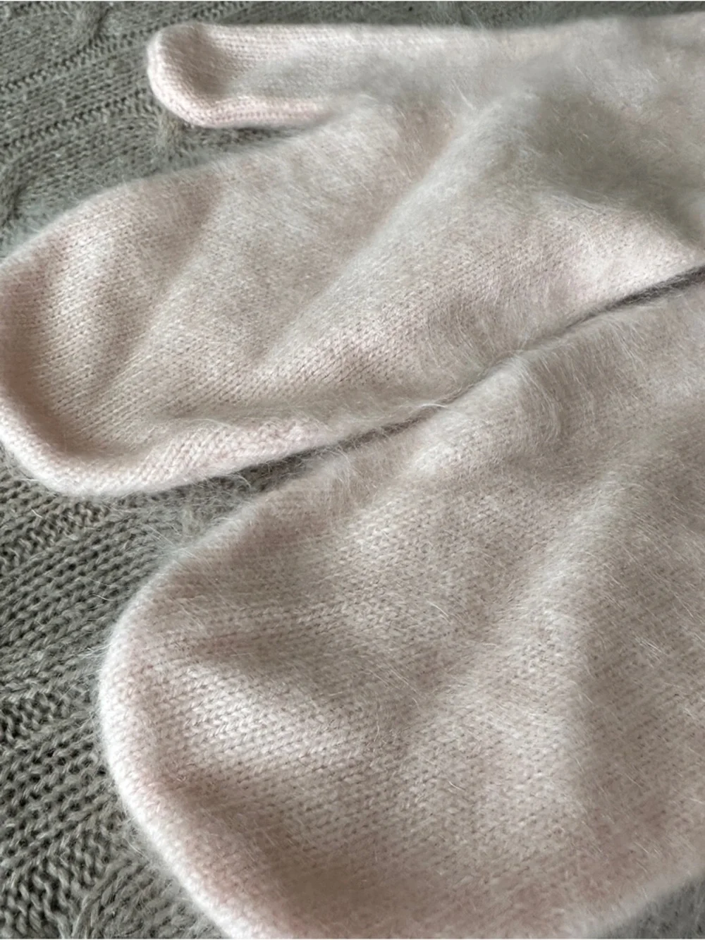 NWT Lululemon Fuzzy Cashmere Mittens, Butter Pink, M/L